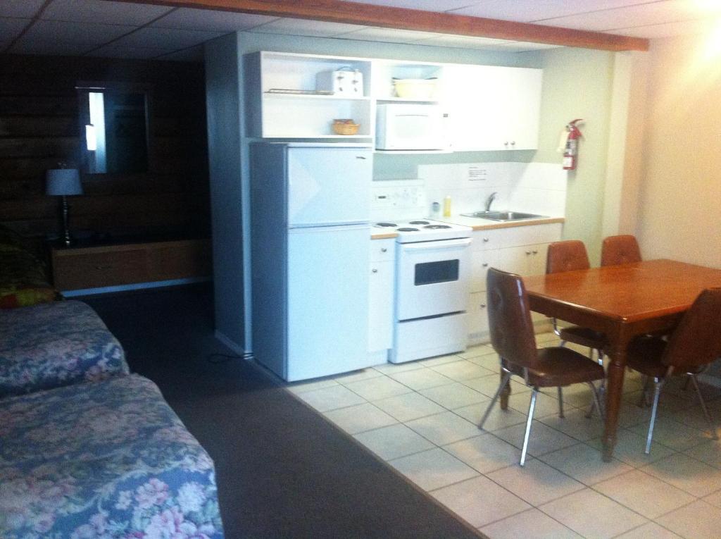 Raccoon Lodge Motel Sylvan Lake Værelse billede