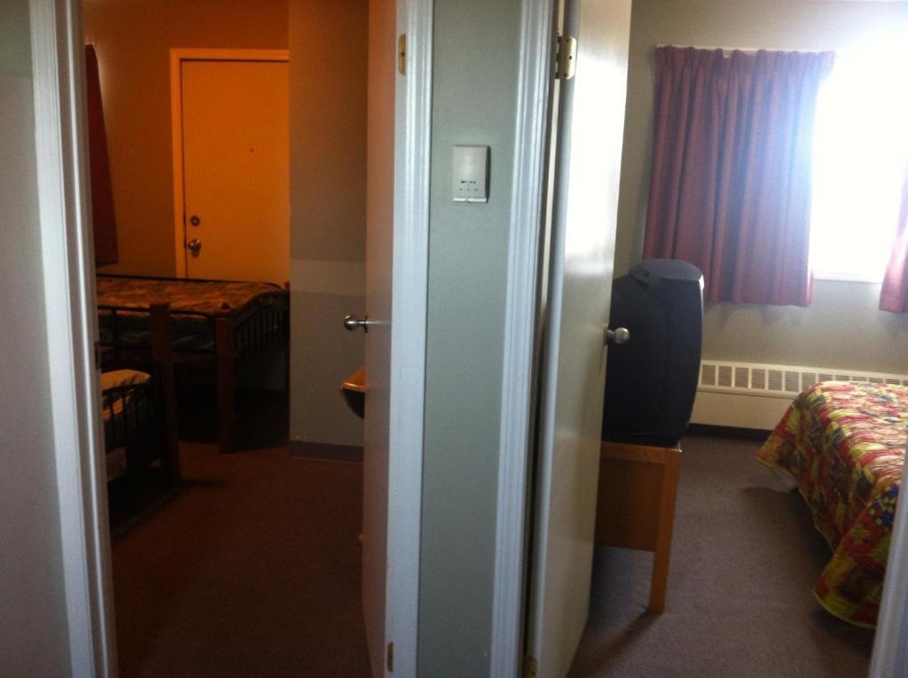 Raccoon Lodge Motel Sylvan Lake Værelse billede